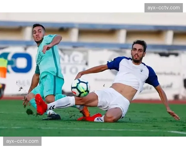 格拉纳达新帅首堂训练课对外开放,逾千名球迷到场支持